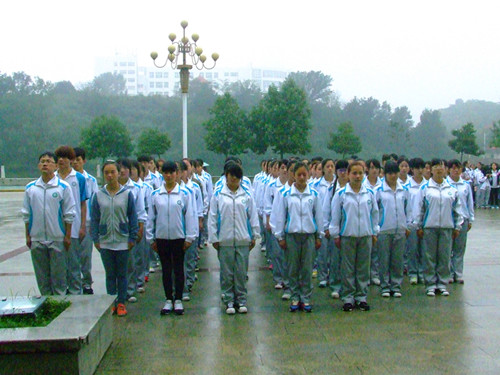 fun88官网体育领导亲切慰问2014级军训新生