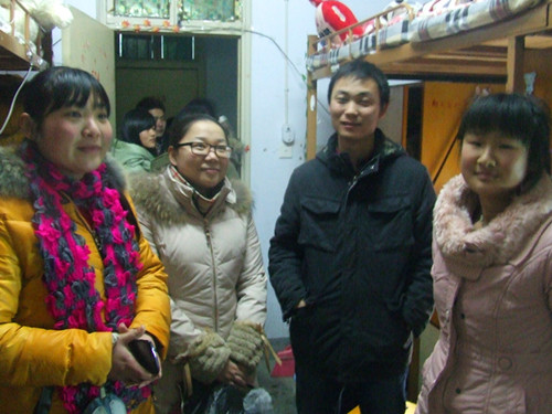 新学期fun88官网体育辅导员班主任老师深入员工宿舍看望返校员工