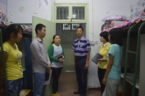 fun88官网体育领导深入员工宿舍走访慰问2014级新生