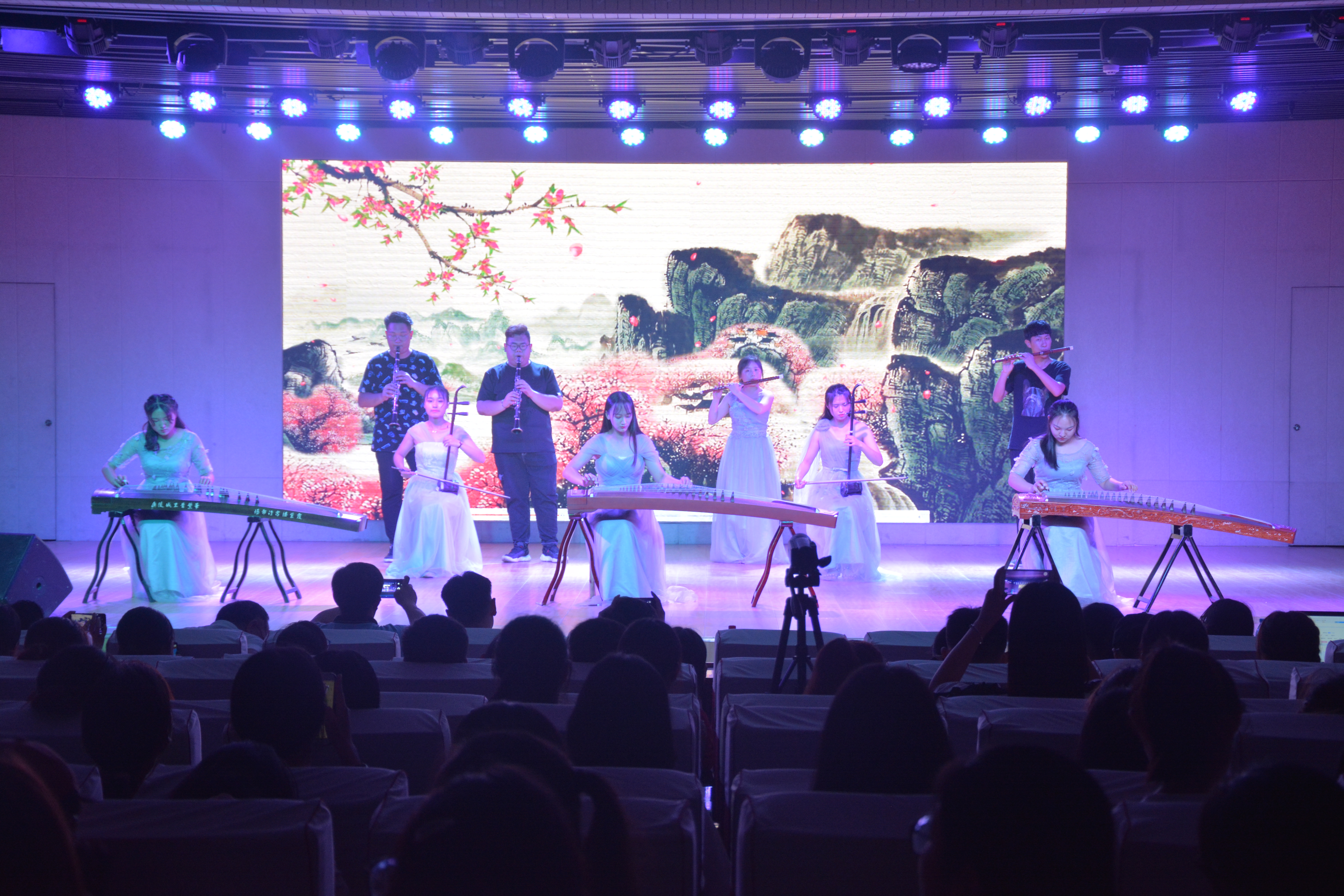 fun88官网体育成功举办2019届优秀毕业生颁奖典礼暨欢送毕业生晚会