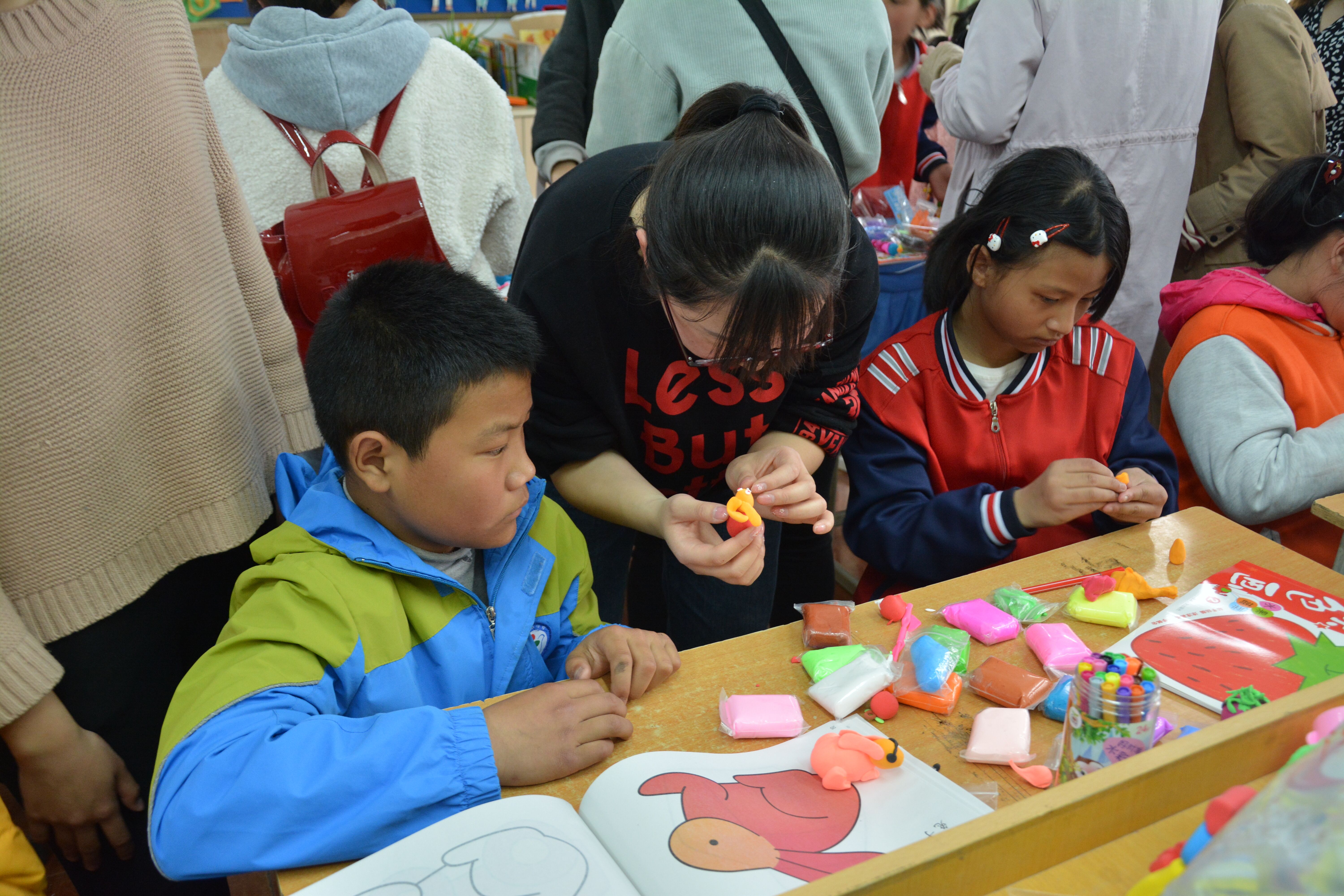 公司开展第二届“心手相牵—特别的爱献给特别的你” 特殊教育公司献爱心志愿服务活动