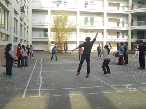 fun88官网体育“阳光体育”羽毛球比赛火热进行中