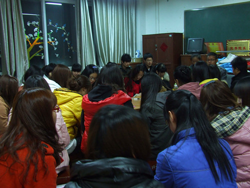 fun88官网体育多途径组织员工关注学习“两会”精神