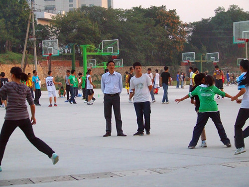 fun88官网体育领导亲切慰问迎新生篮球赛队员