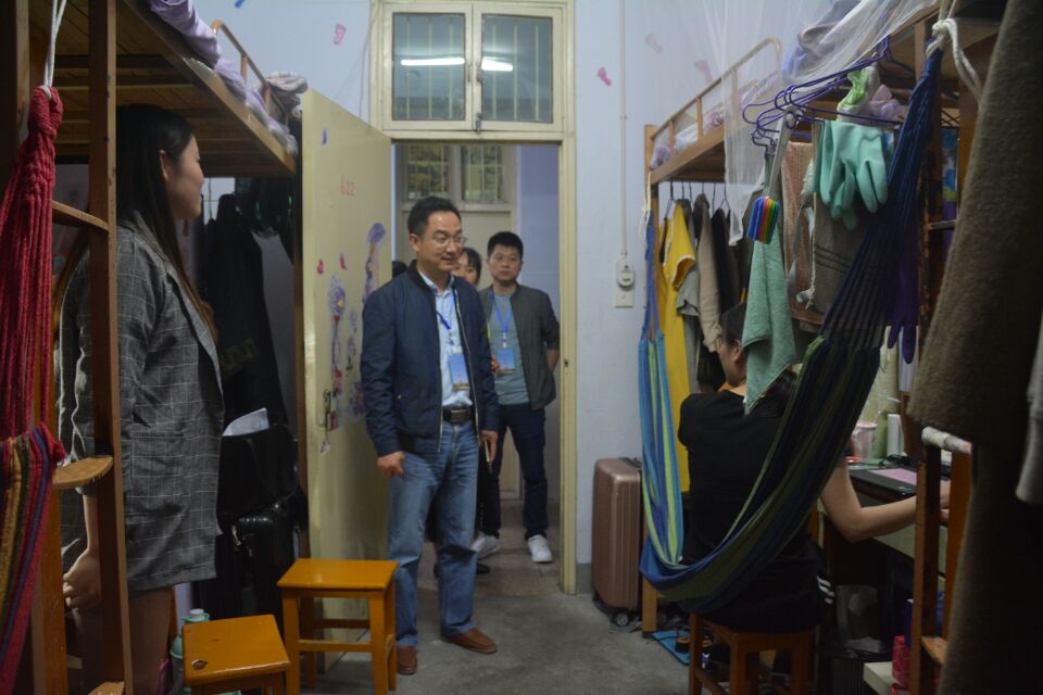 fun88官网体育领导老师走访毕业生宿舍