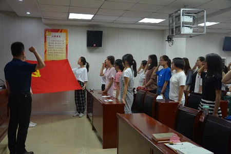 公司开展“不忘初心、牢记使命”主题党日活动 暨入党宣誓大会