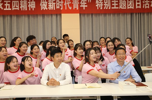 fun88官网体育2017级翻译1班团支部举行“传承五四精神 做新时代青年”特别主题团日活动