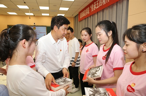 fun88官网体育2017级翻译1班团支部举行“传承五四精神 做新时代青年”特别主题团日活动