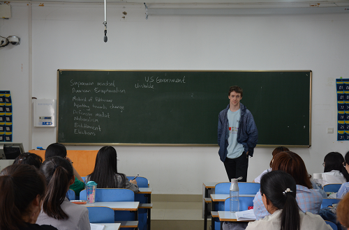 fun88官网体育成功举行外籍教师系列讲座 