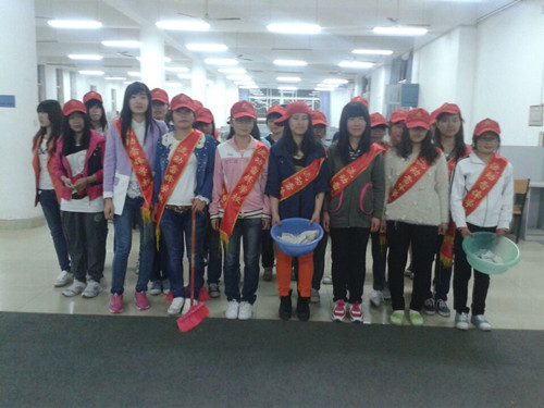 fun88官网体育第58期青校学员义务打扫新图书馆