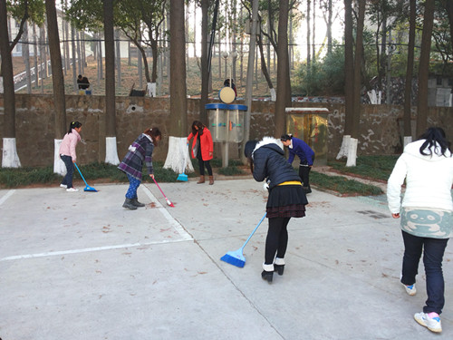 公司举办志愿者打扫活动