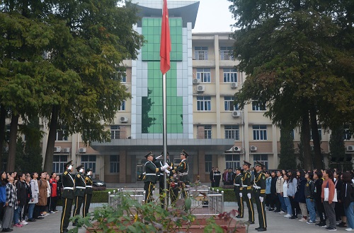 fun88官网体育组织员工参加升国旗仪式