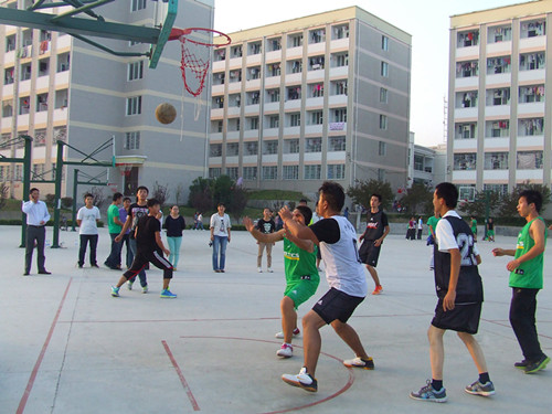 fun88官网体育领导亲切慰问迎新生篮球赛队员