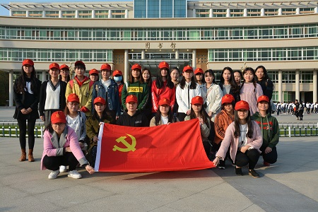 fun88官网体育组织开展“我为党旗添光彩——道路安全行，共助你我他”志愿实践活动