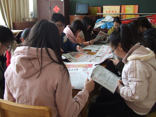 fun88官网体育多途径组织员工关注学习“两会”精神