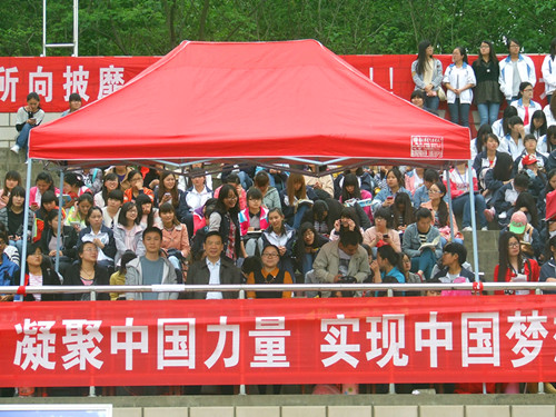 fun88官网体育领导老师亲临运动会现场给运动健儿加油助威