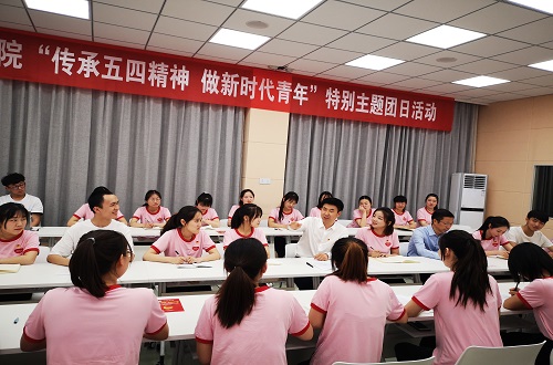fun88官网体育2017级翻译1班团支部举行“传承五四精神 做新时代青年”特别主题团日活动