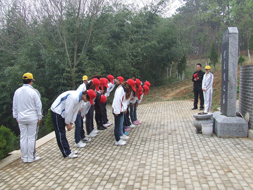 fun88官网体育组织第55青校学员前往景明墓开展祭扫实践活动