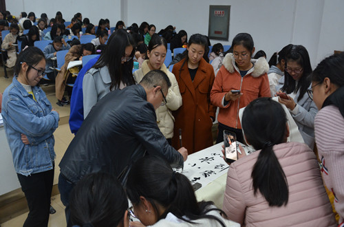 fun88官网体育邀请优秀员工为新生作入学教育报告