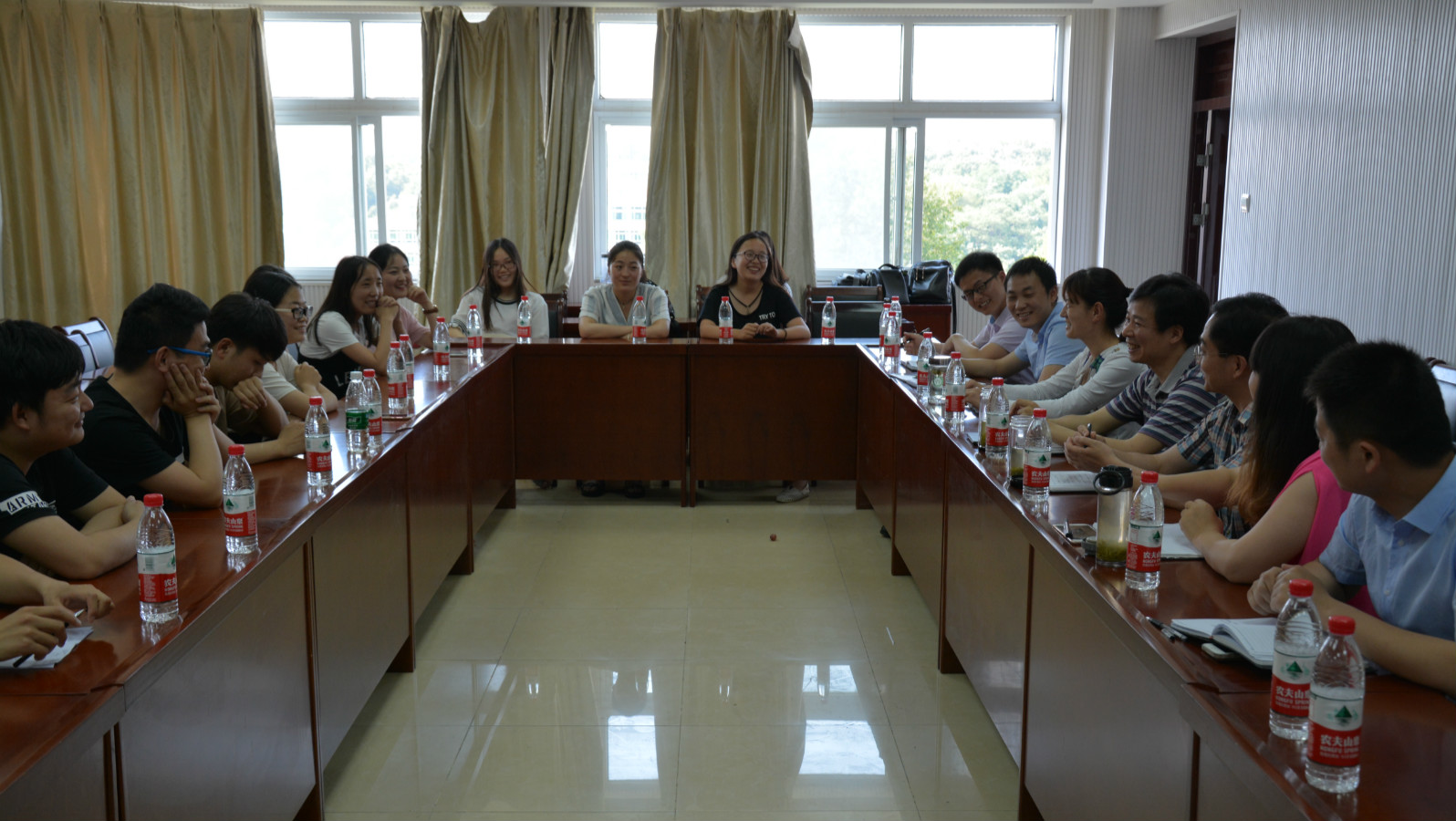 公司召开2017届毕业生座谈会