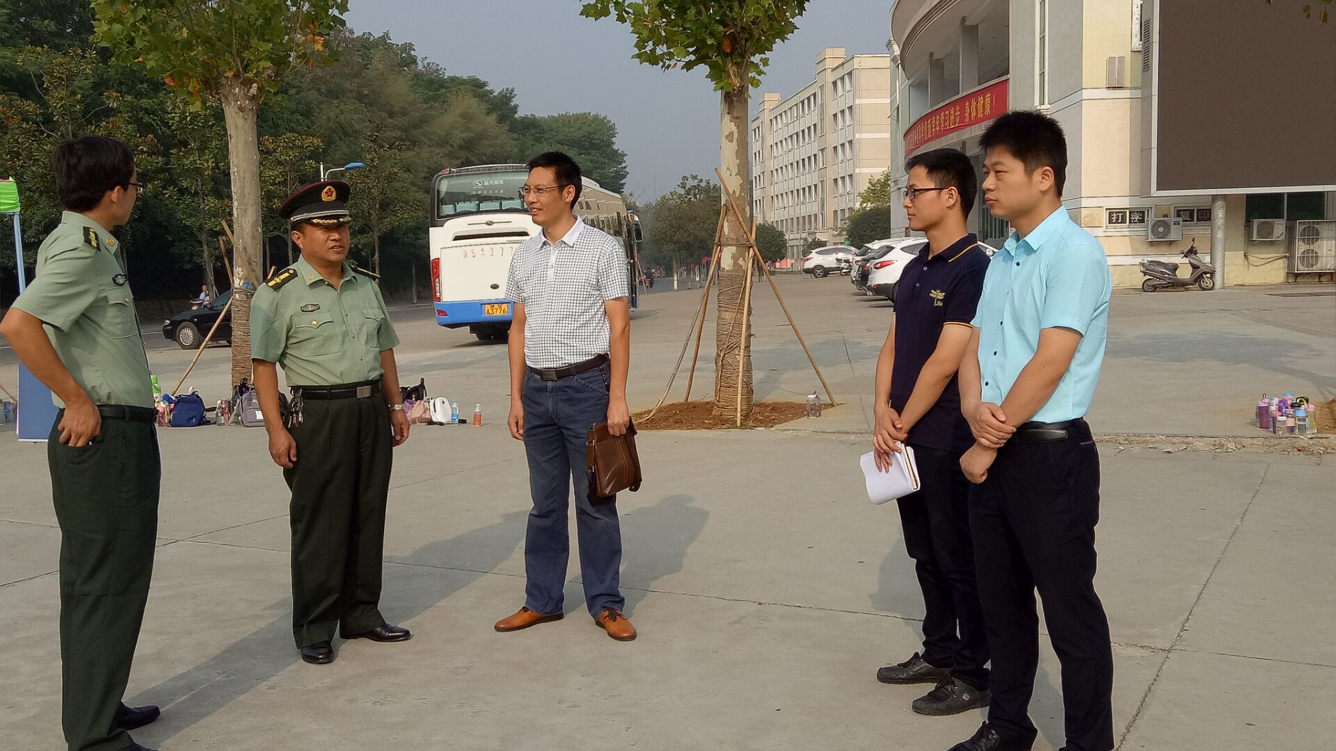 fun88官网体育领导老师看望2016级军训新生