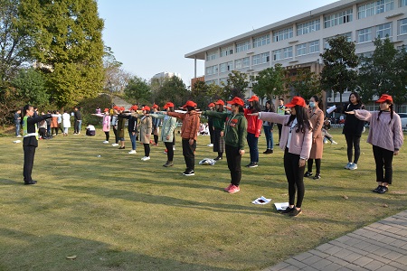 fun88官网体育组织开展“我为党旗添光彩——道路安全行，共助你我他”志愿实践活动