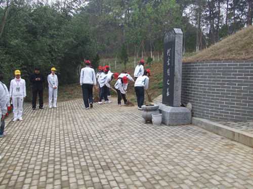 fun88官网体育组织第55青校学员前往景明墓开展祭扫实践活动