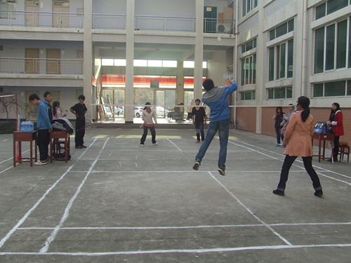 fun88官网体育“阳光体育”羽毛球比赛火热进行中