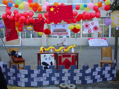 公司举行“环球之旅”主题特色风情展喜迎女生月