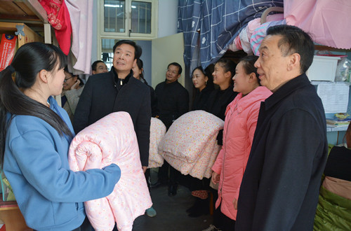 fun88官网体育领导深入宿舍为贫困生发放过冬棉被