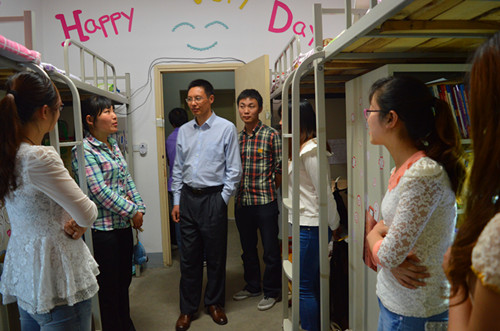 fun88官网体育领导老师深入员工宿舍看望应届毕业生