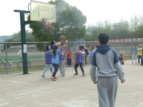 fun88官网体育篮球队勇战第十三届“谭山杯”篮球赛