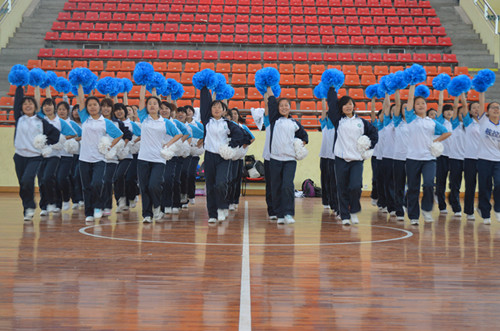 fun88官网体育团学老师慰问健美操运动员