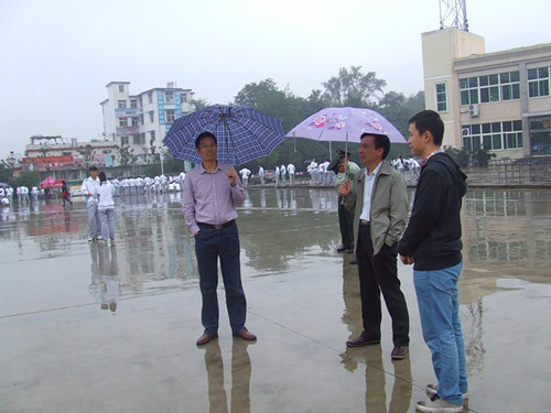 fun88官网体育领导亲切慰问2014级军训新生