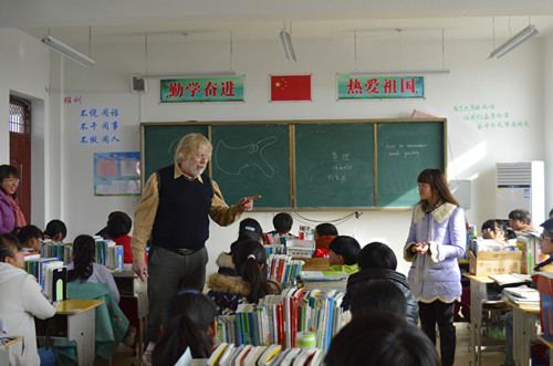 公司赴淮滨开展“大手拉小手，爱心满校园”志愿服务活动