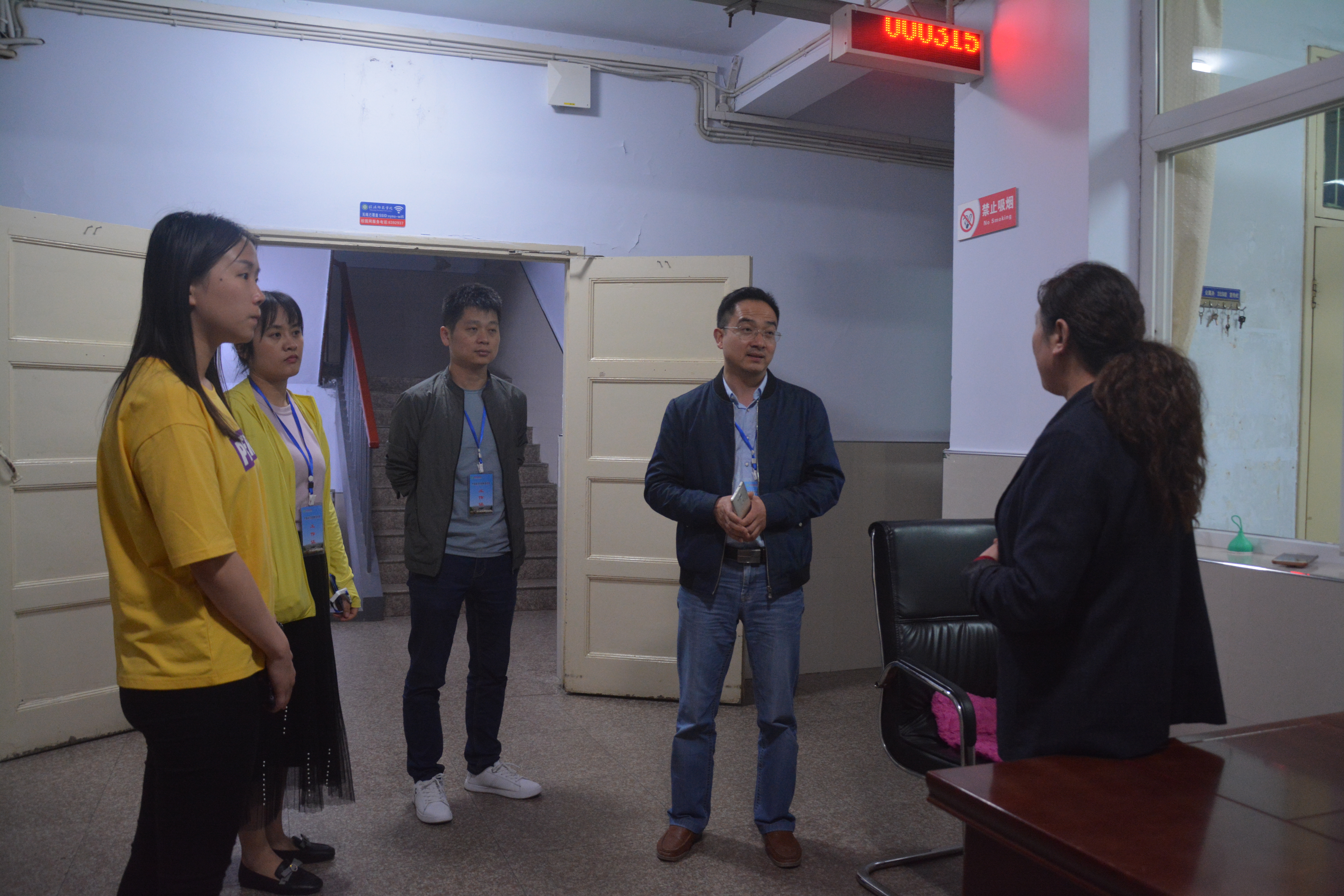 fun88官网体育领导老师走访毕业生宿舍