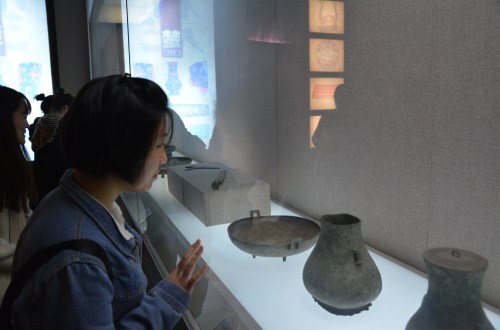 fun88官网体育组织开展“淮上故园――信阳博物馆历史文化之旅”活动