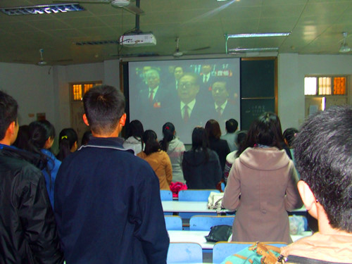 fun88官网体育师生喜看党的十八大开幕式直播