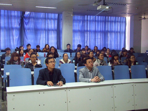 fun88官网体育师生喜看党的十八大开幕式直播